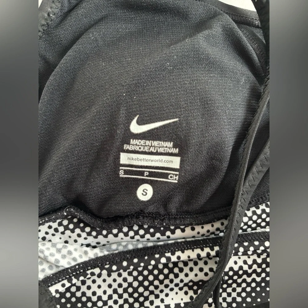 Nike sports bra. SZ SM. Dri fit. Light pads.‎ Cross back